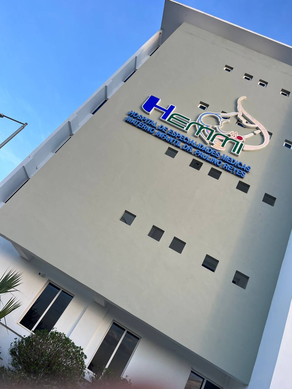 Fachada del Hospital HEMMI con su identidad institucional