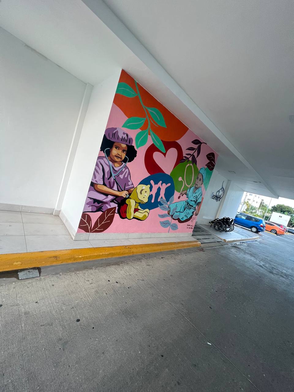 Mural pediátrico en el acceso de emergencias del Hospital HEMMI